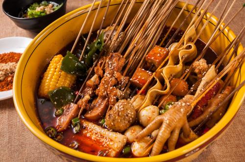 東北人搶走了四川人的麻辣燙，而麻辣燙養(yǎng)活了一個火鍋料行業(yè)！
