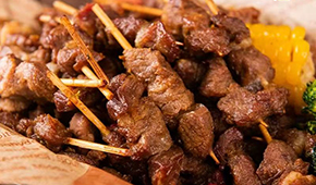 食尚是個(gè)輪回？迷你肉串走紅，東方甄選、大莊園、大希地、皓月等集體“擼小串”